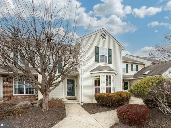 11 Village Dr, Schwenksville, PA 19473