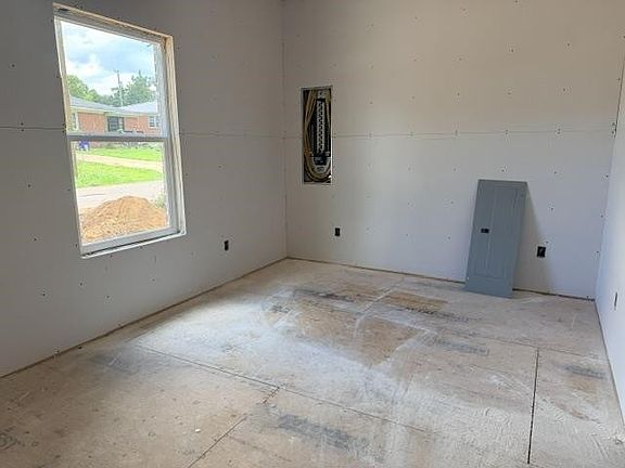 2nd image of 185 Hardin Rd