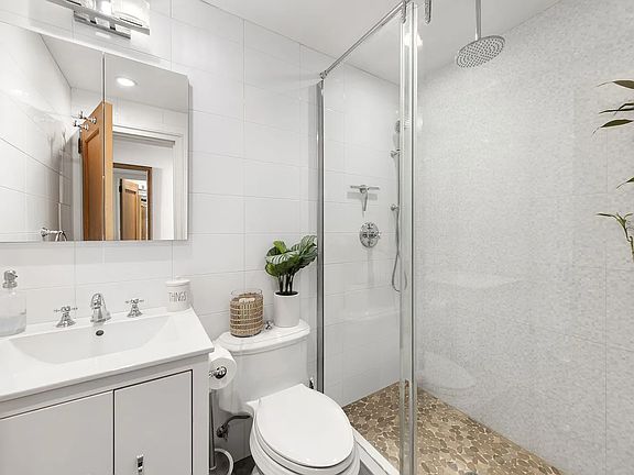 5th image of 20 E 35th St APT 8N