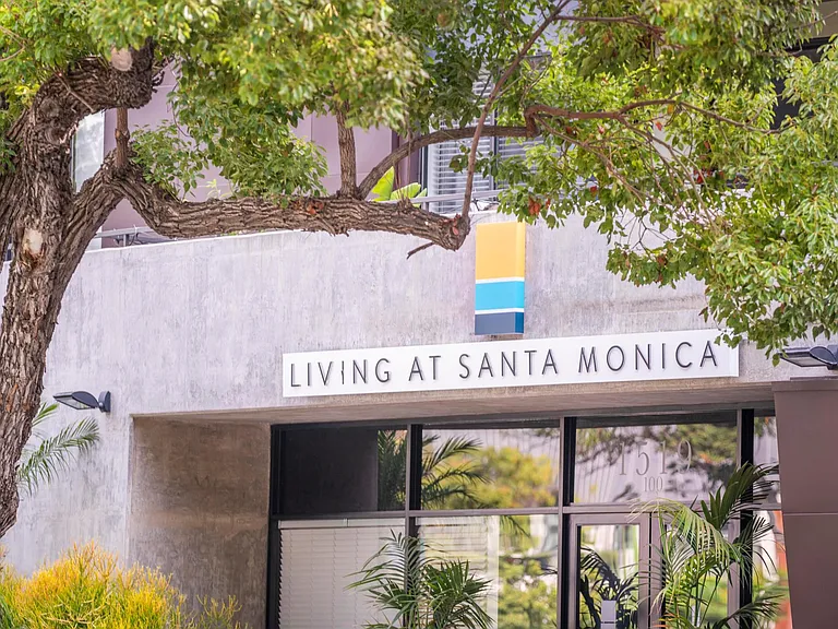 Living at Santa Monica — Photo 33
