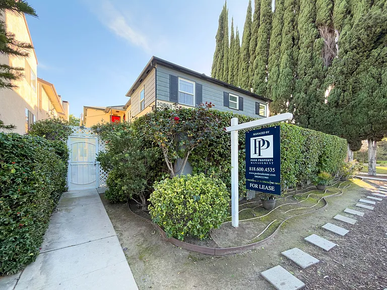 10428 Riverside Dr — Photo 1