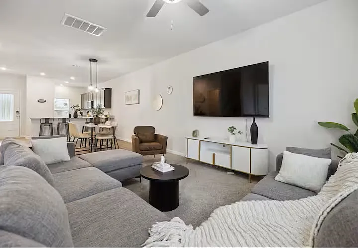 4151 Silverhill Dr — Photo 1
