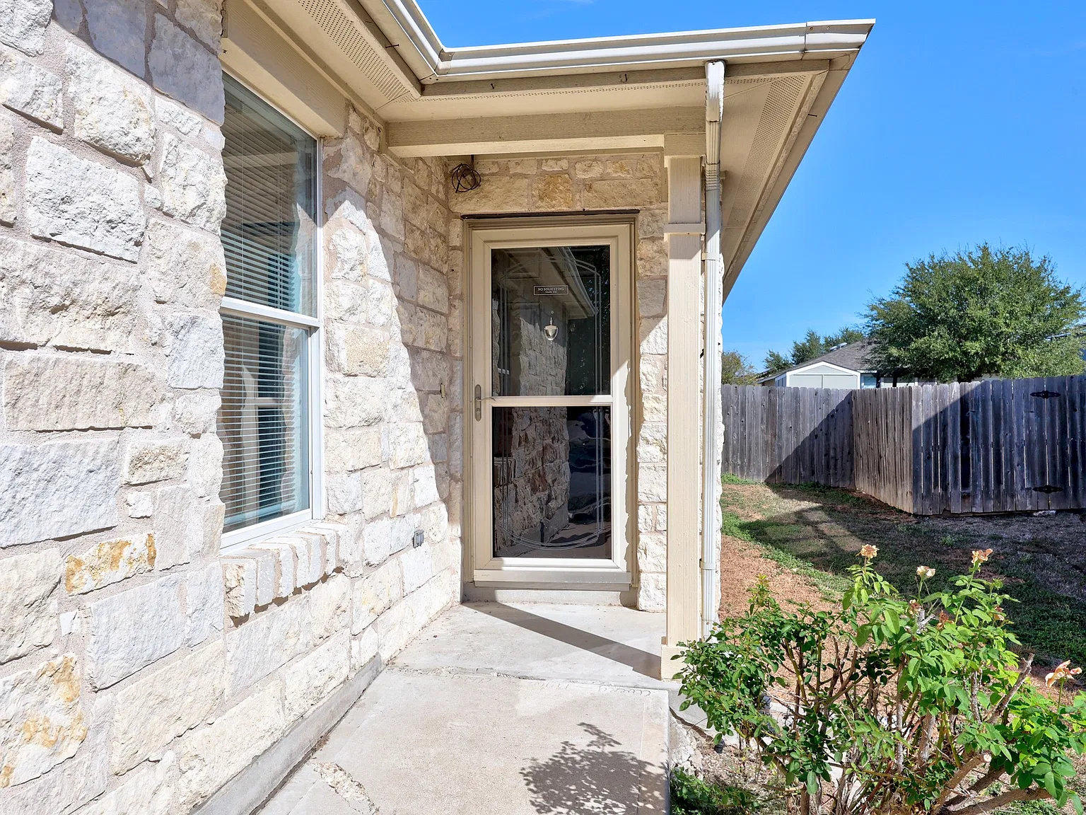 4 bed, 1984 sqft, $2,195 — Photo 3