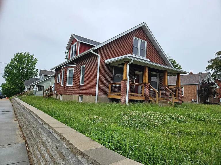 715 W 2nd St — Photo 36
