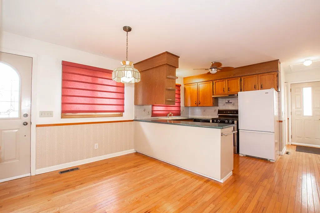 327 Dufferin Street — Photo 3