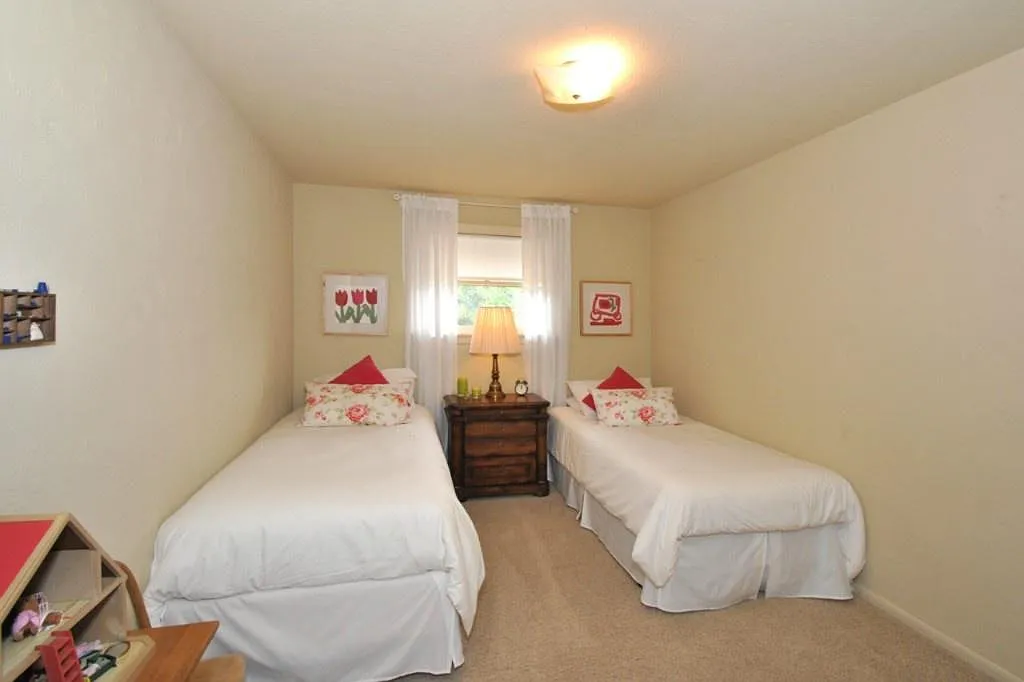 7 bed, 2.5 bath, 2896 sqft, $4,950 — Photo 3