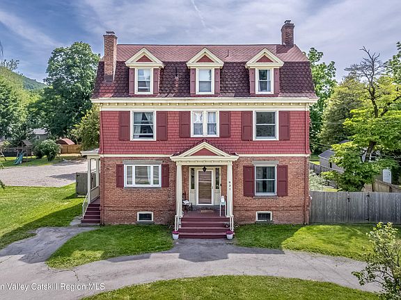 2nd image of 831 Wolcott Avenue