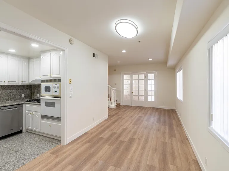 1760 N Alexandria Ave — Photo 10