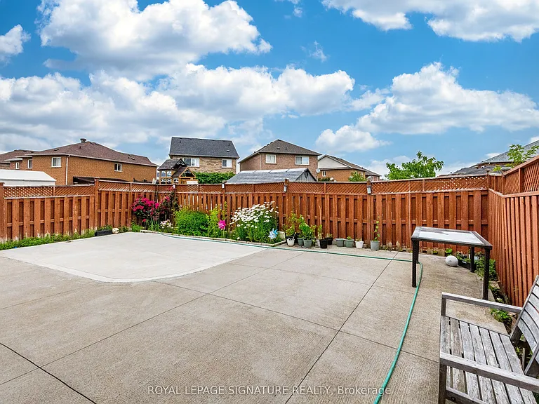 35 Whitehouse Cres — Photo 3