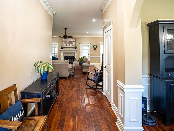 5th image of 4642 San Saba Dr