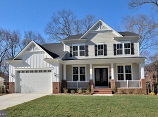 916 Cottage St SW, Vienna, VA 22180