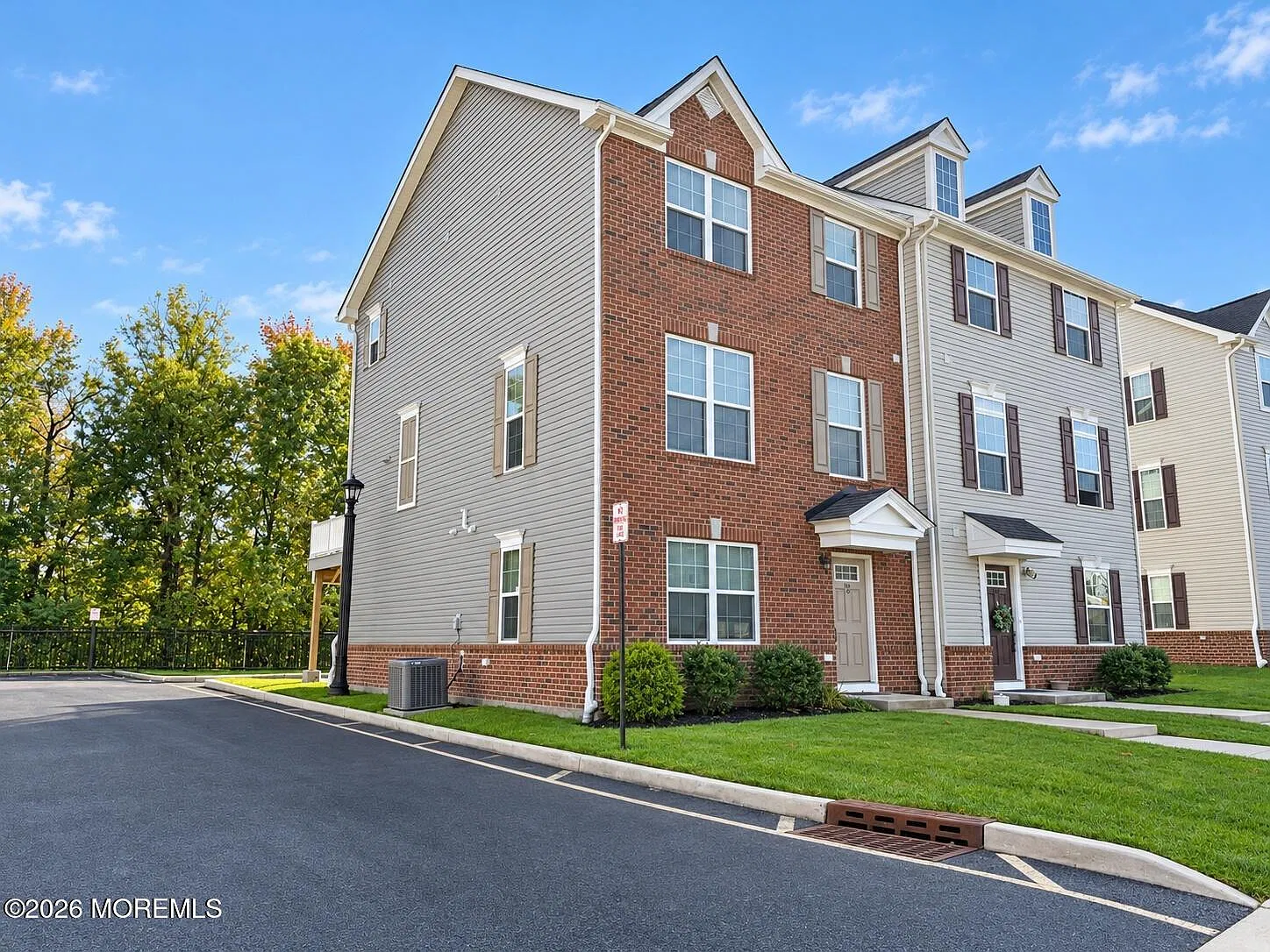 3 bed, 2.5 bath, 1914 sqft, $4,000 — Photo 1
