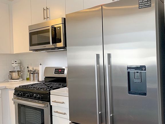 2nd image of 2924 Rowena Ave