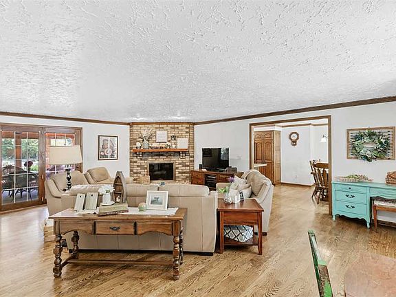 3rd image of 2120 Lucerne Ct