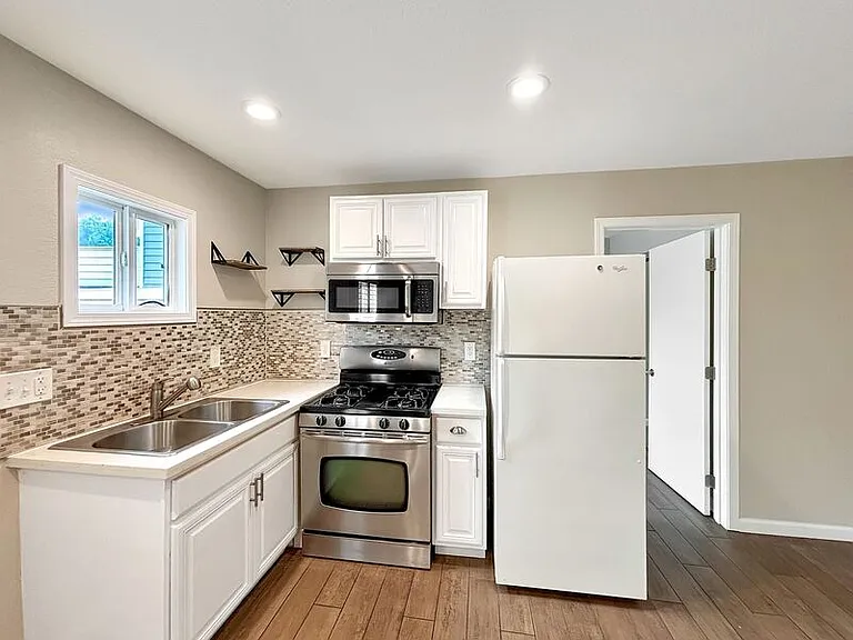 4214 Cleveland Ave — Photo 4