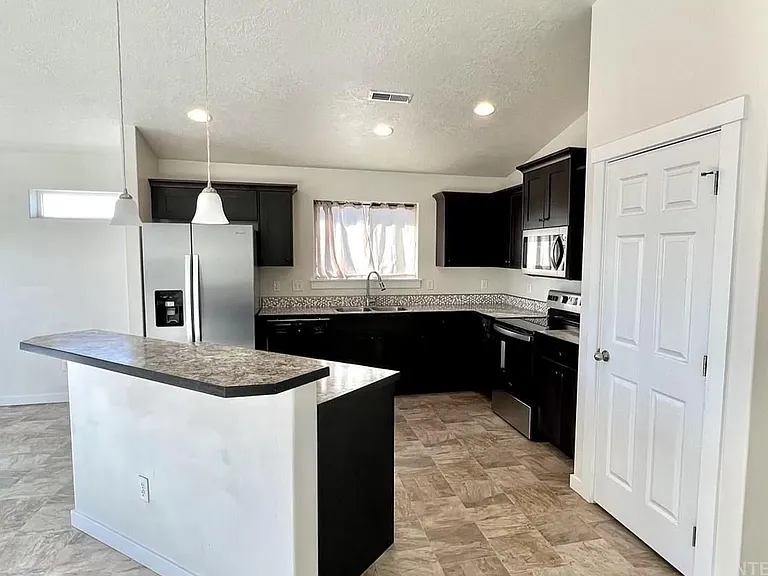 715 SW Huebert St — Photo 5