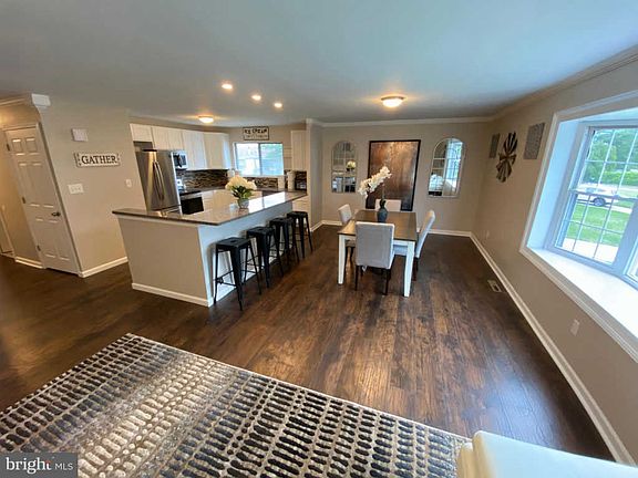 3rd image of 6 Yorktown Ct