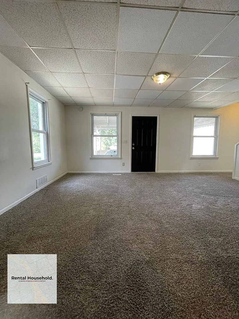 Charming 4 Bedroom Home-Centrally Located & Ready for Move-In! — Photo 4