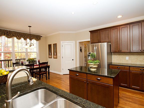 A huge walk in pantry & loads of cabinets mean you'll never run out of space.