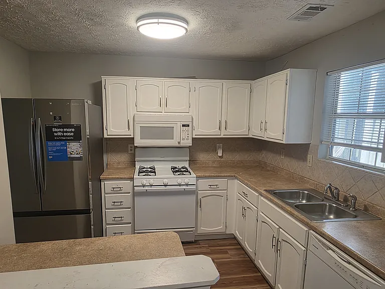 5722 Wells Cir — Photo 3