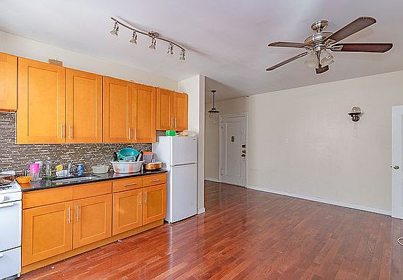 4th image of 20 Crooke Ave #7Q