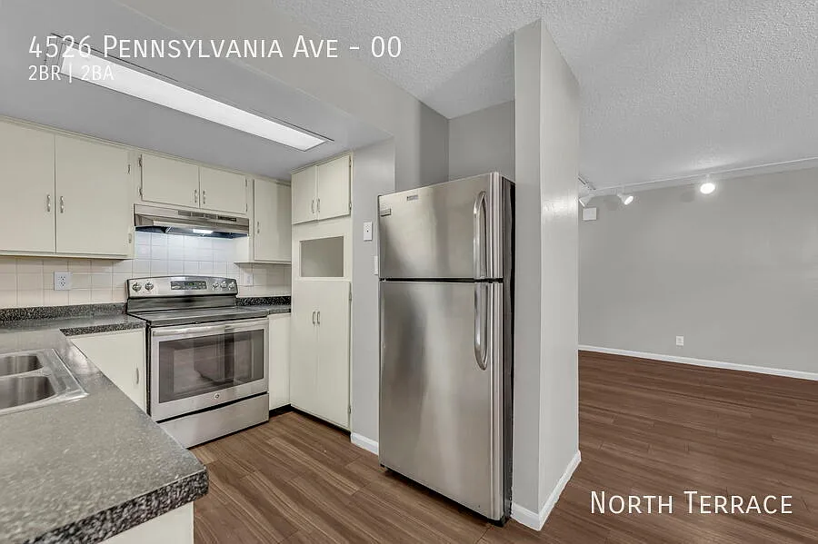 Sleek & Stylish 2-Bed Just Steps from the Plaza! — Photo 2