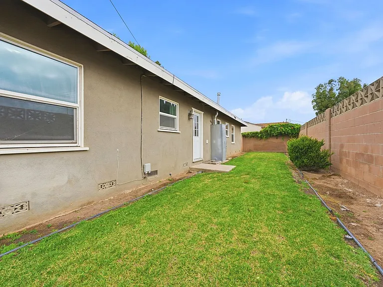 345 N Shattuck Pl — Photo 15