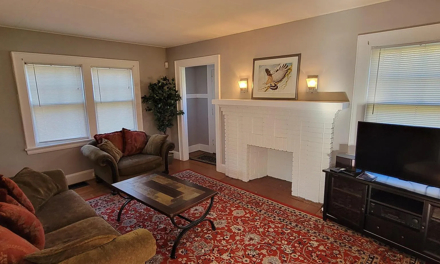 3 bed, 1.5 bath, 1570 sqft, $3,200 — Photo 4