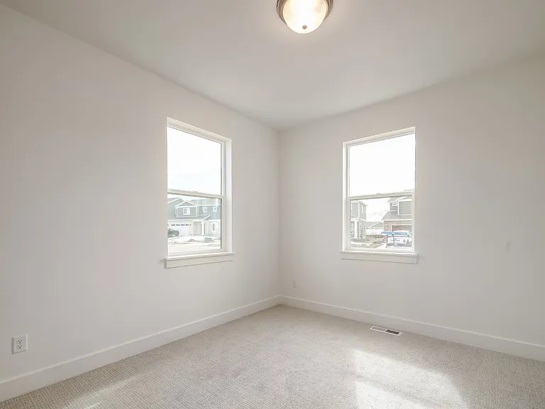 1017 E Tucker Ln — Photo 17