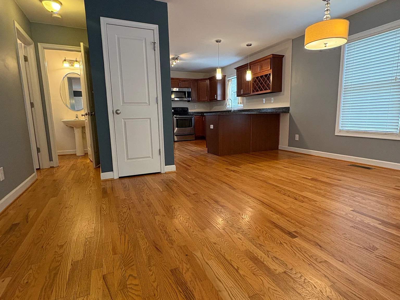 3 bed, 2.5 bath, 1638 sqft, $2,595 — Photo 3