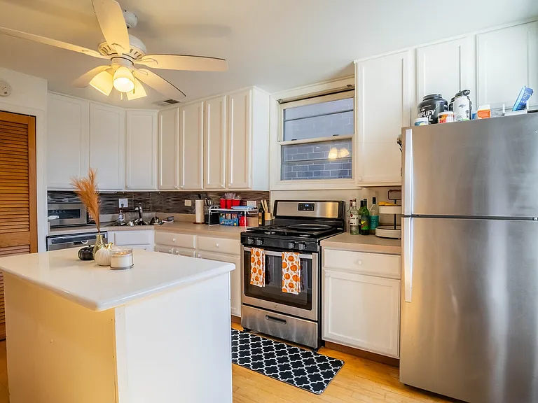 2512 N Marshfield Ave #3 — Photo 2
