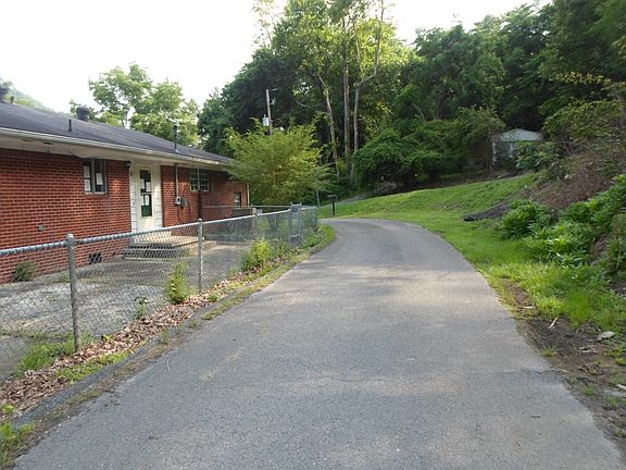 4th image of 16 Wanda Ln