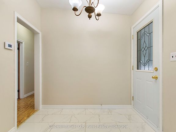 4th image of 105 Queen St
