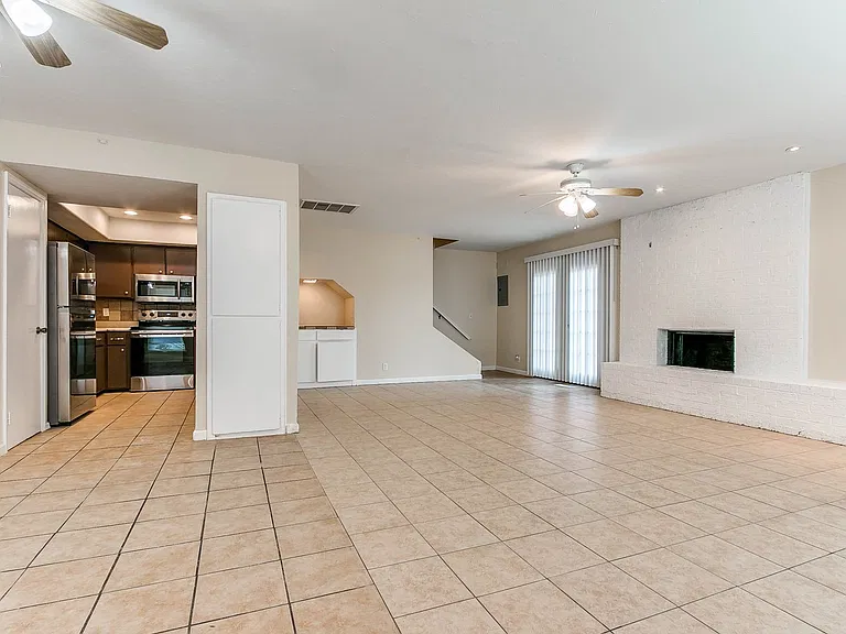 504 N Davis Ave — Photo 2