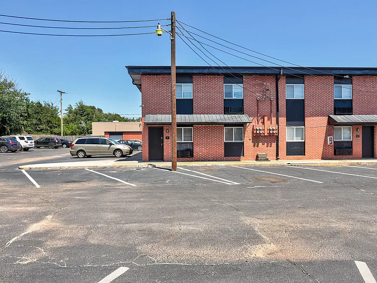 1325 W Lindsey St — Photo 30