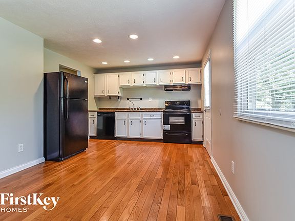 5th image of 910 Waring Dr W
