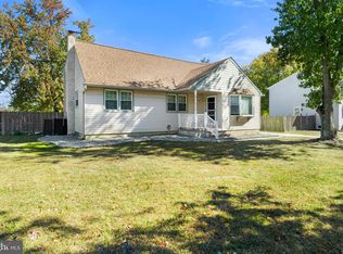 4 Lynn Dr, Sicklerville, NJ 08081