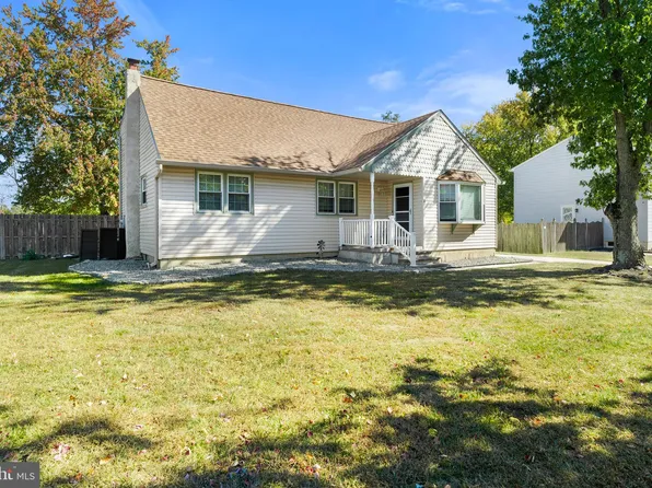 4 Lynn Dr, Sicklerville, NJ 08081