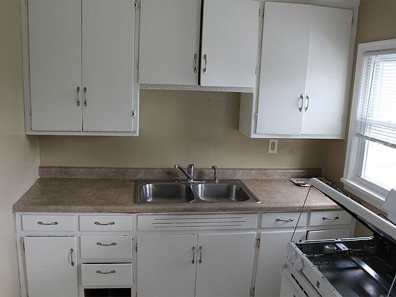 5th image of 793 W 11th St APT C