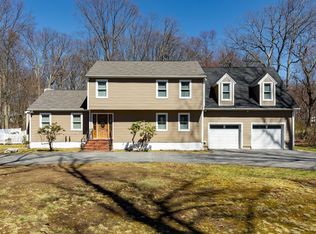 17 Geneva Dr, Hopewell Junction, NY 12533