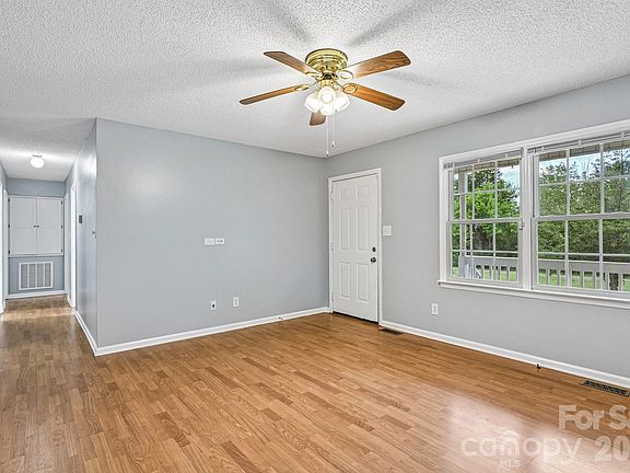 5th image of 738 McDaniel Rd