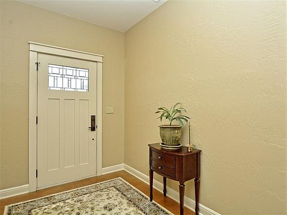 5th image of 221 Dawn Dr
