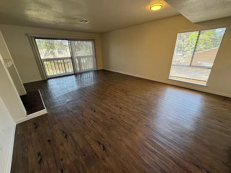 212 N Crenshaw St — Photo 19