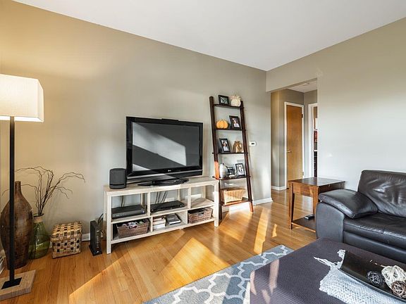 5th image of 701 N Kennicott Ave
