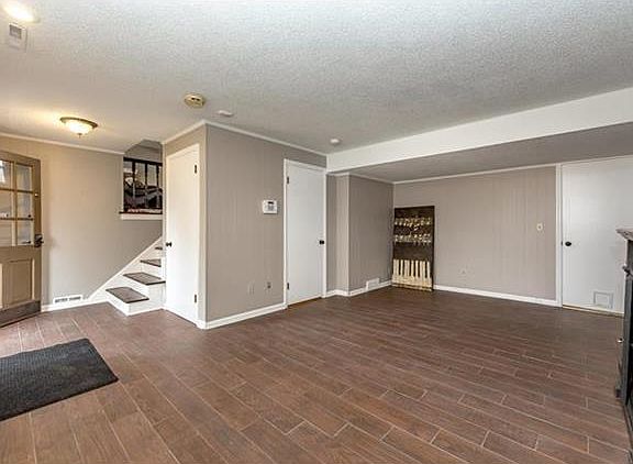 5th image of 10009 W 91st St