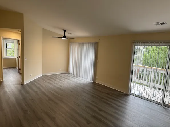 208 Charleston Ct, Schaumburg, IL