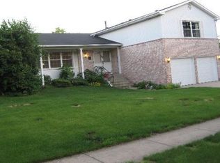 1885 Shorewood Dr W, Hoffman Estates, IL 60192