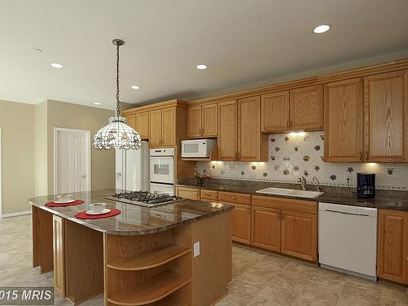 4th image of 10 Meridan Ln