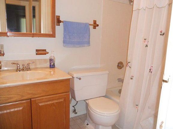 Full bathroom (1 of 2 bathrooms in the condo)