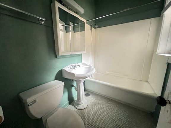 5th image of 833 W Cornelia Ave APT 1N